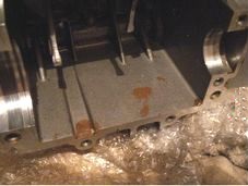 クランクケースに付着したシリコンガスケット