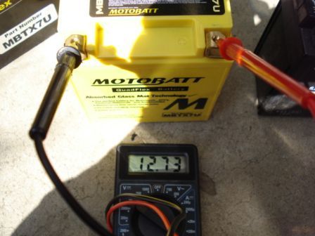 モトバットバッテリー 電圧チェック