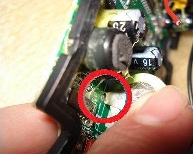 SPY LM100 本体内部 電池の足