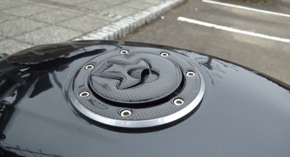 スモークグレーで高級感の出たタンクキャップカバー