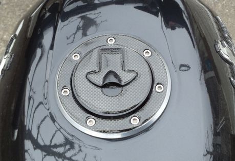 スモークグレーで高級感の出たタンクキャップカバー2