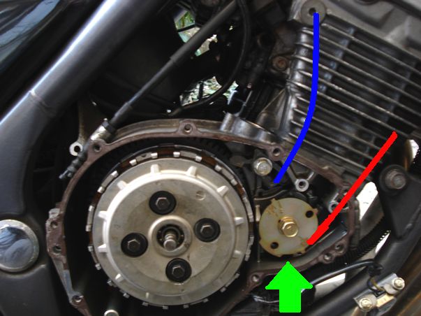 右エンジンカバーを外したところ