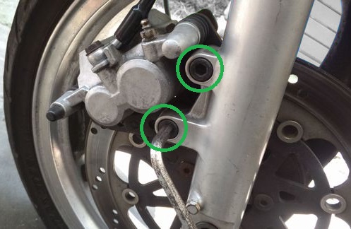 フロントブレーキキャリパーのボルトを外していく