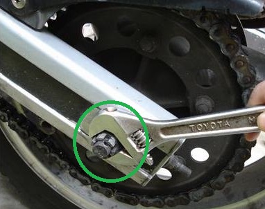 ドライブチェーンを外した