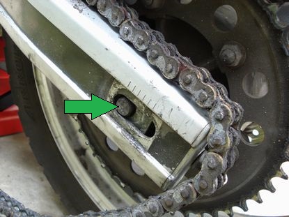 左からアクスルシャフトを押し込む