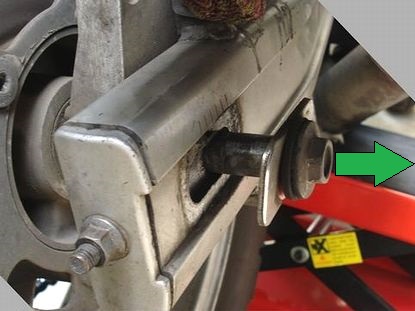 右からアクスルシャフトを抜く