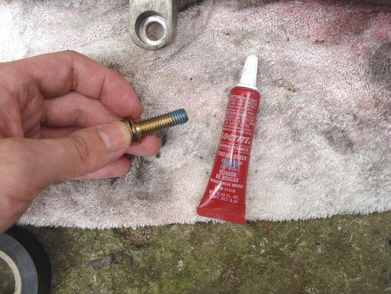 ネジロック剤塗布
