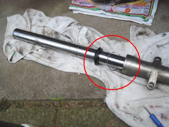 ダストシールとスナップリングを外す