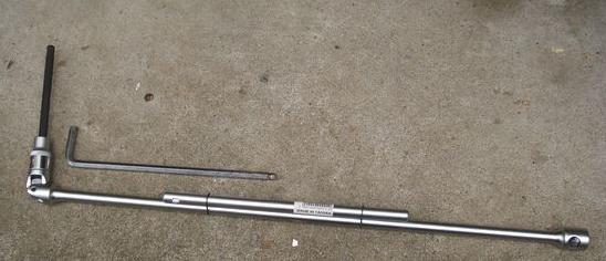 普通の六角レンチと柄の長いやつ