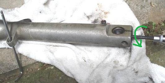 フォーク底部のボルトを外しシリンダーの固定を解く