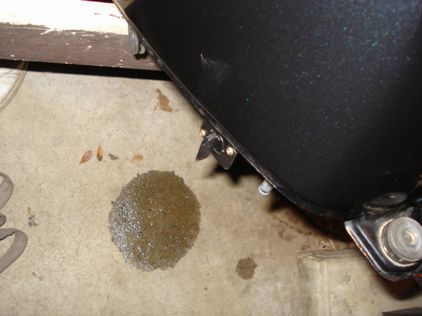 フューエルコックから燃料が漏れる