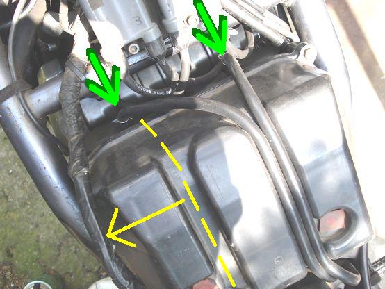 エアクリーナー上ぶた ホースとハーネス