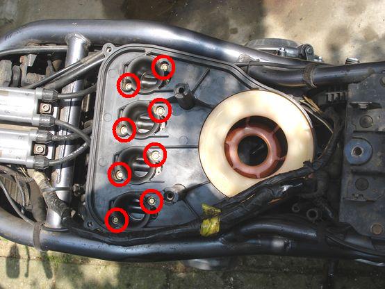 エアクリーナーボックスのボルトを外す