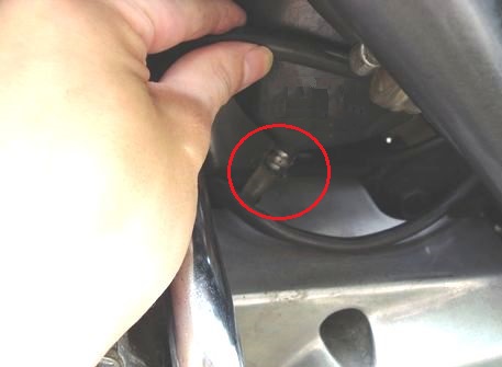 エアクリーナーボックス下のホースを外す