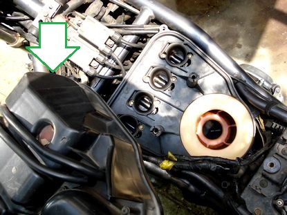 エアクリーナーボックスの蓋を外す