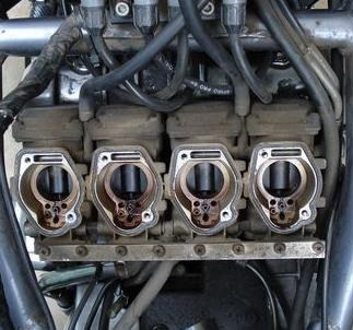 エアクリBOXを外して見えたキャブ上部