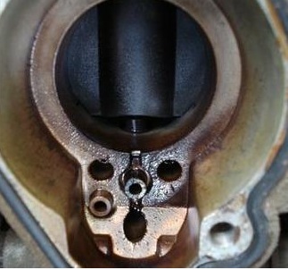 乾いたガソリンで汚れたキャブ上部