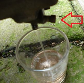 ドレンからガソリンを抜く