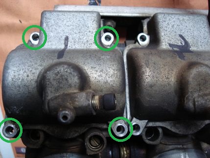 キャブを裏返してフロート室のネジを外す