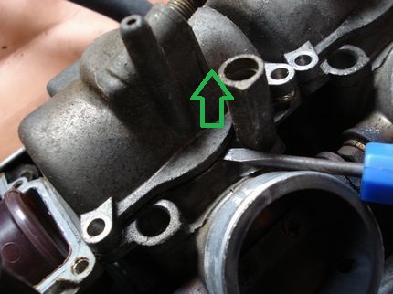 フロート室をマイナスドライバーでこじ開ける