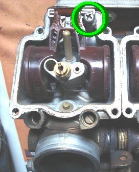 フロートのネジを外す