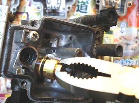 バルブシートはネジザウルスで外す