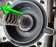 バネを抜き取る