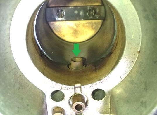 ニードルの受け側