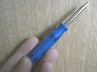 パイロットスクリューはマイナスドライバーで