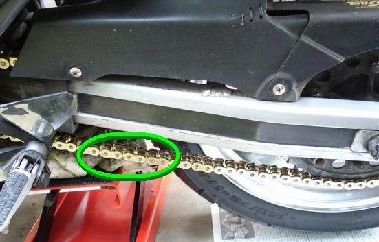 チェーンの張りをチェックするポイント