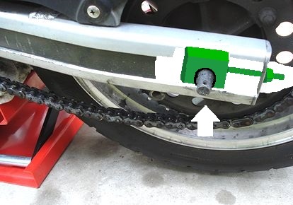 アジャスターでチェーンを調整