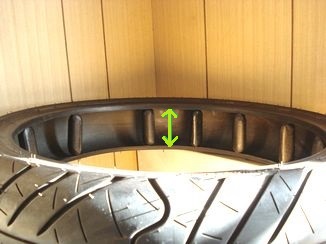 空気を入れやすくするためビード部を押し広げる