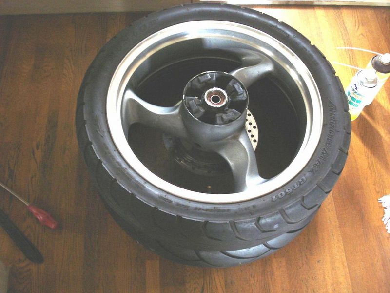 新しいタイヤの上にホイールを