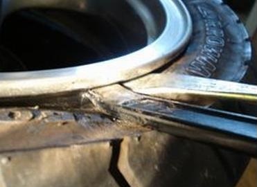 実際にビード落とし 2本のタイヤレーバーを掛ける