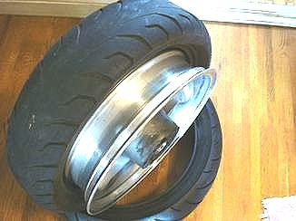 一方がホイールの外に外れた