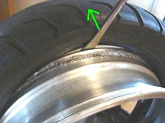 レバーを突っ込んで外に追いやる