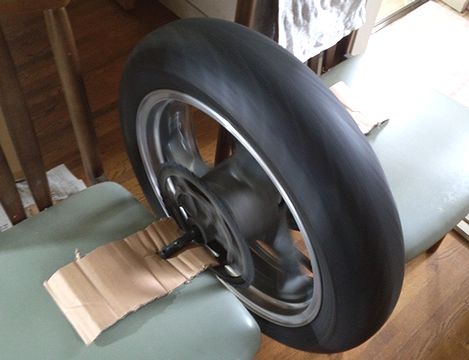 ホイールにシャフトを通しバランスチェック