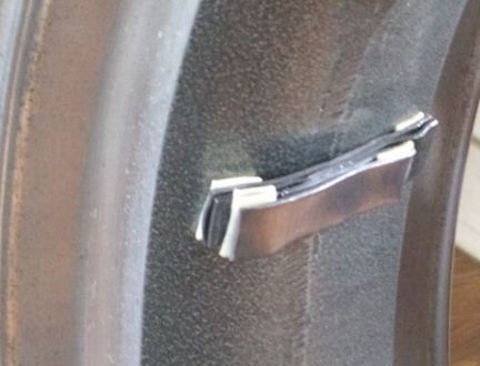 鉛板を貼り付ける