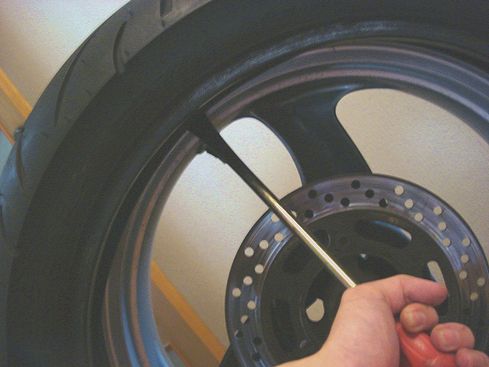 レバーを使ってタイヤをホイールに入れる