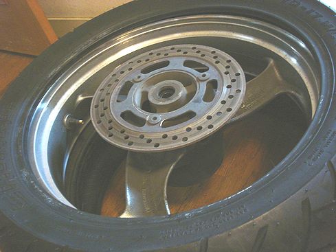 まだタイヤの入っていないほうを上に