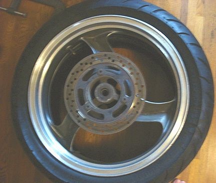 タイヤがホイールに収まった