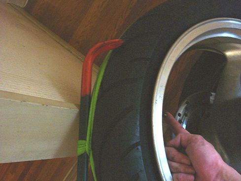 バルブに指で蓋をする