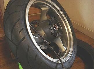 フットポンプをホイールに接続