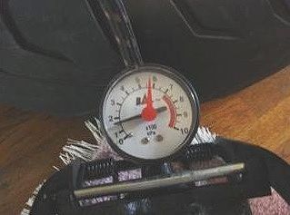 フットポンプの空気圧