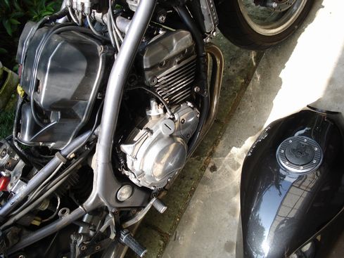 燃料タンク外す