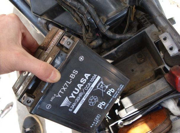 バッテリーを外す