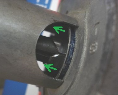 内掛け式ベアリングプーラーでメカニカルシールを外す