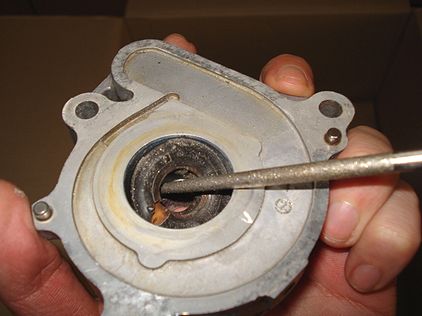 オイルシールを外す