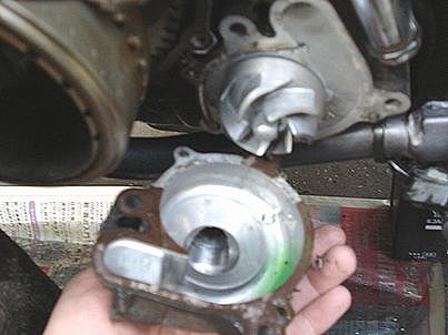 ウォーターポンプ カバー外れる