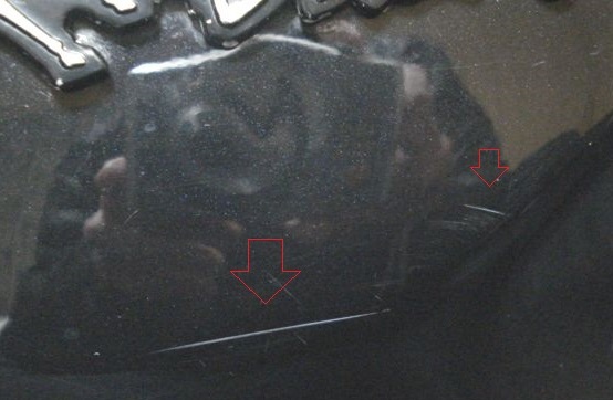 エンブレム下部　一番深い傷